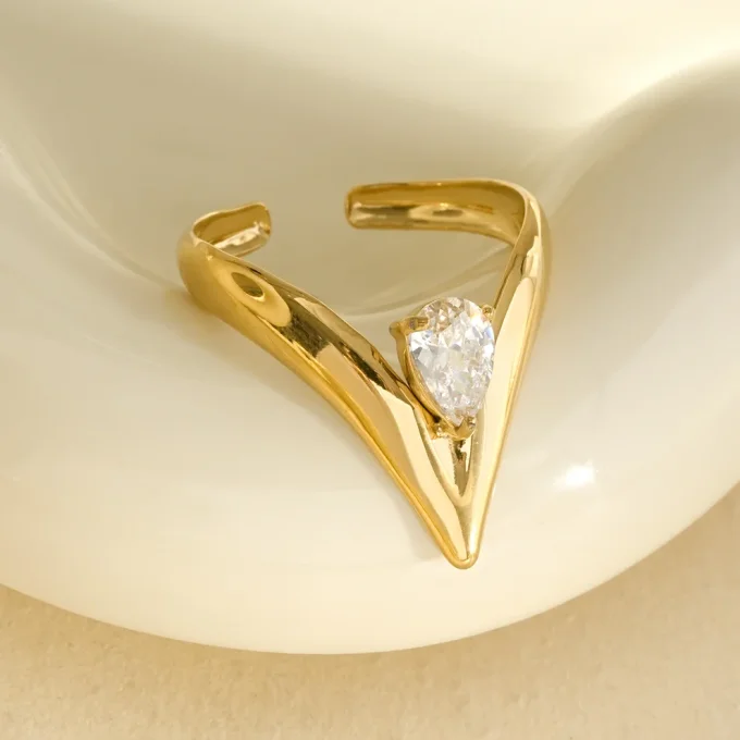 Bague dorée ajustable design V et strass