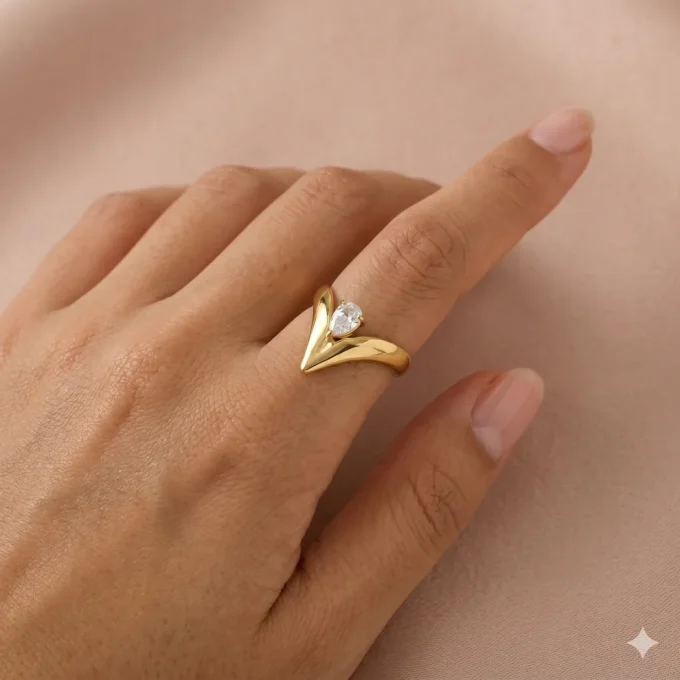 Bague dorée ajustable design V et strass