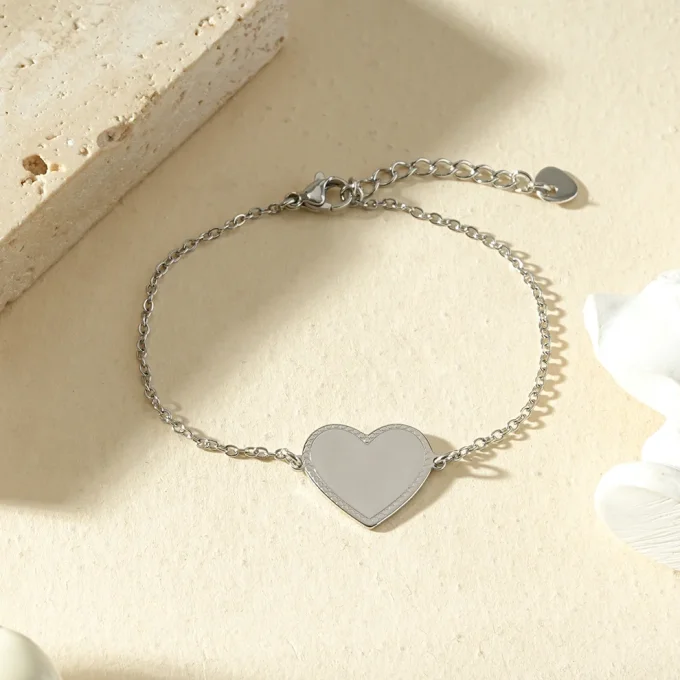 Bracelet fine chaîne avec médaillon cœur lisse à graver doré ou argent