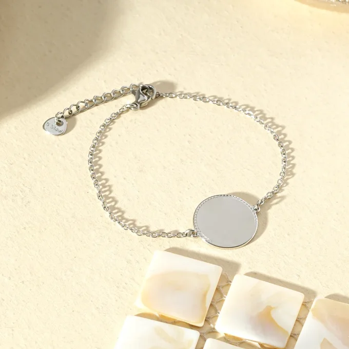 Bracelet chaîne fine médaillon rond à graver