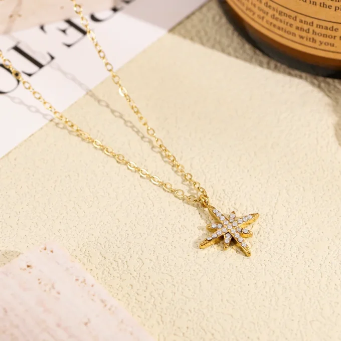 Collier pendentif étoile pavée strassée doré ou argenté 