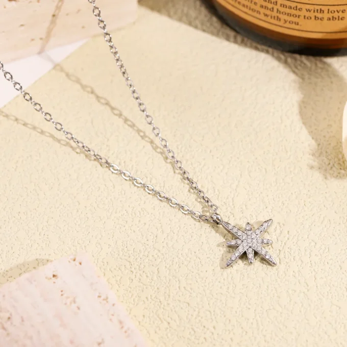 Collier pendentif étoile pavée strassée doré ou argenté 